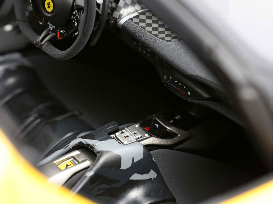 Ferrari Daytona SP3 Spider Tailor Made 599+1 BBR Models 1/12 BBR1217O Jaune de Modène et Fibre de Carbone avec vitrine