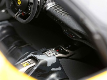 Ferrari Daytona SP3 Spider Tailor Made 599+1 BBR Models 1/12 BBR1217O Jaune de Modène et Fibre de Carbone avec vitrine