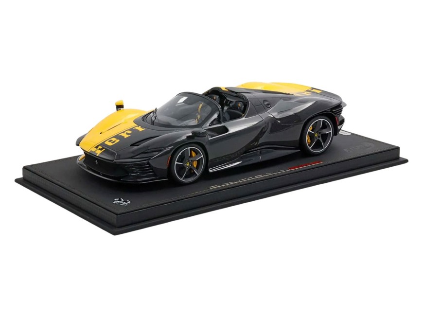 Ferrari Daytona SP3 Spider Tailor Made 599+1 BBR Models 1/18 P18214TMO-26 Jaune de Modène et Fibre de Carbone avec vitrine