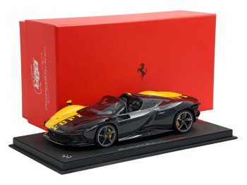 Ferrari Daytona SP3 Spider Tailor Made 599+1 BBR Models 1/18 P18214TMO-26 Jaune de Modène et Fibre de Carbone avec vitrine