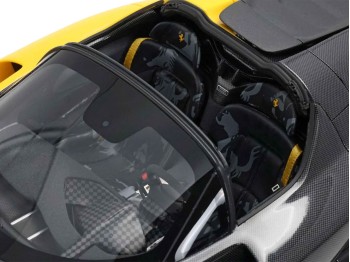 Ferrari Daytona SP3 Spider Tailor Made 599+1 BBR Models 1/18 P18214TMO-26 Jaune de Modène et Fibre de Carbone avec vitrine