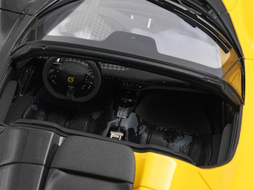 Ferrari Daytona SP3 Spider Tailor Made 599+1 BBR Models 1/18 P18214TMO-26 Jaune de Modène et Fibre de Carbone avec vitrine