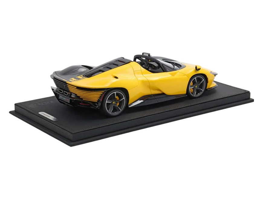 Ferrari Daytona SP3 Spider Tailor Made 599+1 BBR Models 1/18 P18214TMO-26 Jaune de Modène et Fibre de Carbone avec vitrine