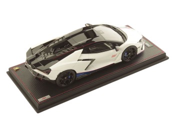 Lamborghini Revuelto NA63 MR Collection 1/18 LAMBO058NA63B Blanc Sideralis avec vitrine